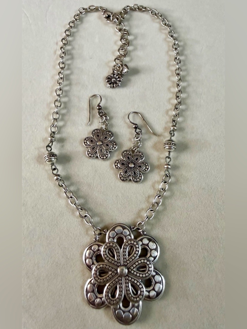 🌸 BRIGHTON SET! Silver Floral Pendant Necklace with Matching Earrings!